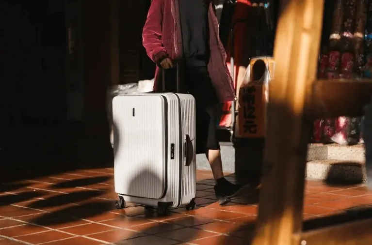 Крупный чемодан