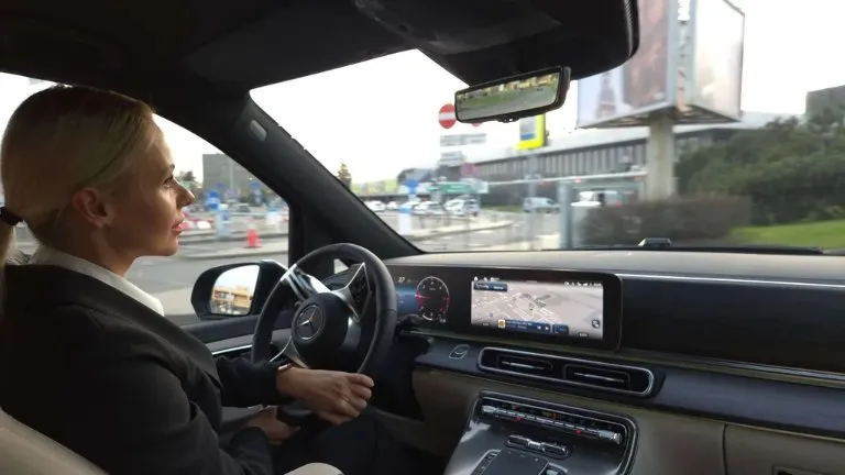 Премиальный автомобиль у аэропорта Рига