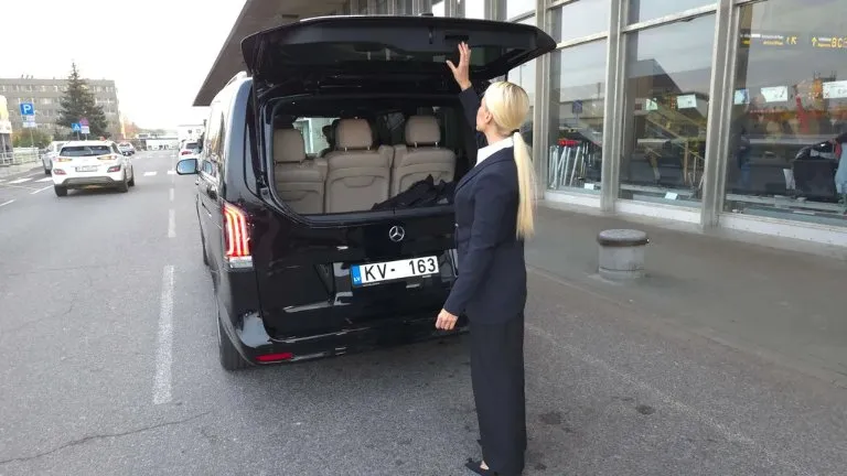 Премиальный автомобиль у аэропорта Рига