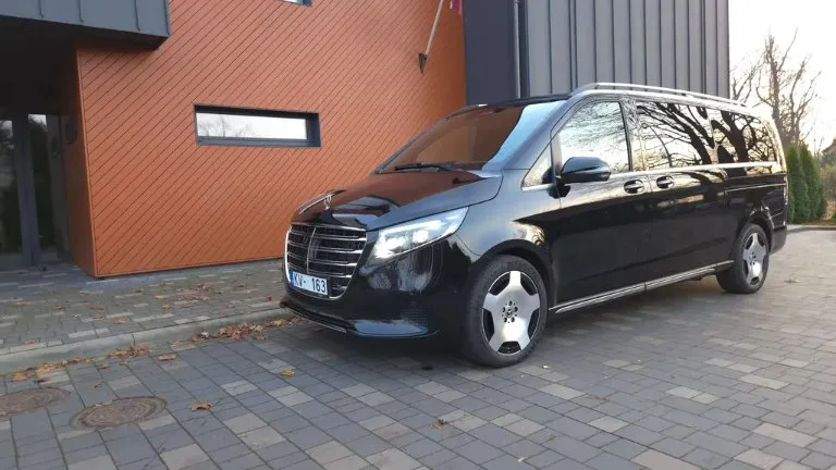 Премиальный автомобиль у аэропорта Рига