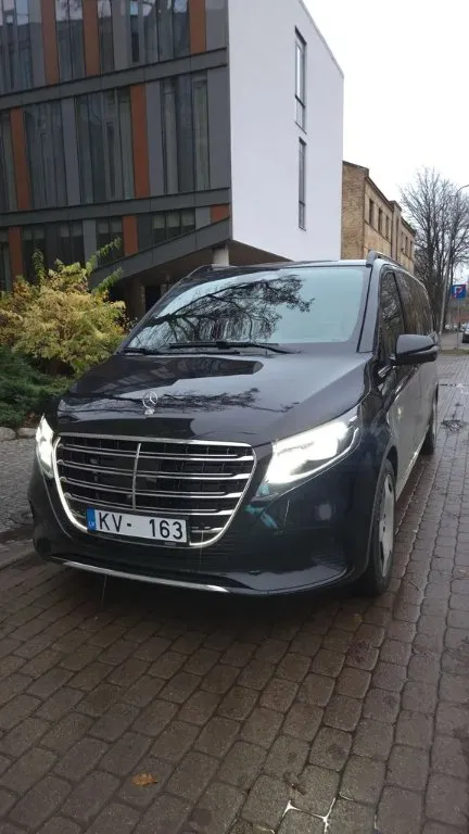 Премиальный автомобиль у аэропорта Рига